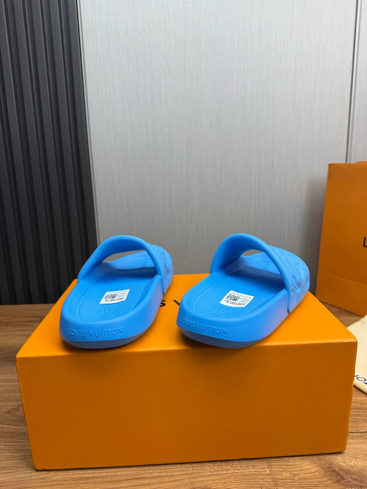 Men's shoes 💰260💰 ▪️LV's popular Little Red Book popular slippers hot sale: 1 shipment✅ Super textured and comfortable slippers, original TPU outsole. Authentic counter box drawer box packaging 🎁Size 38-45